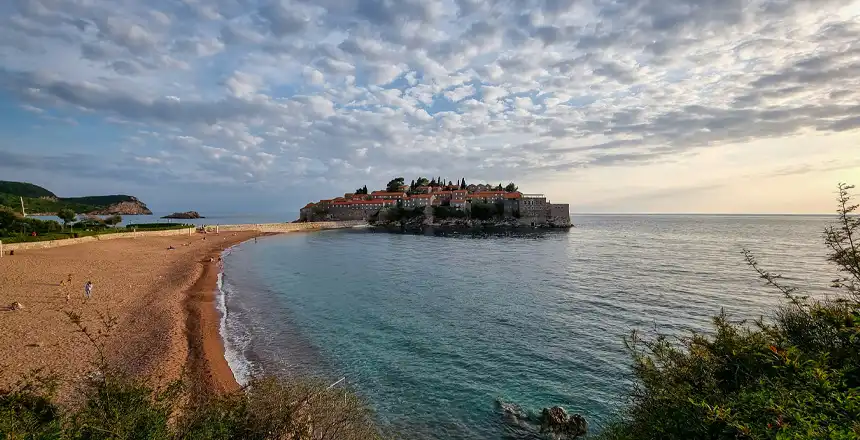 Blick auf die kleine Adria-Insel Sveti Stefan in der N&auml;he von Budva in Montenegro