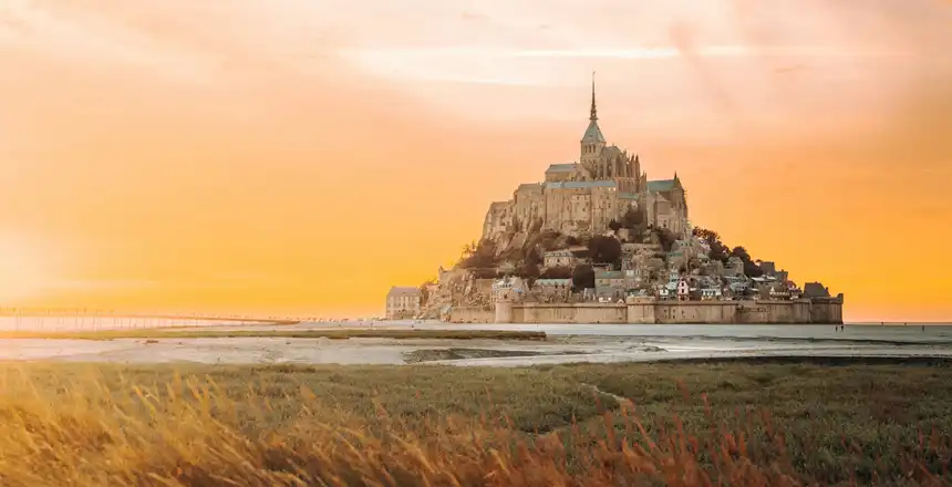 mont-st-michel-frankreich Blick auf Mont Saint-Michel im Sonnenuntergang, Frankreich