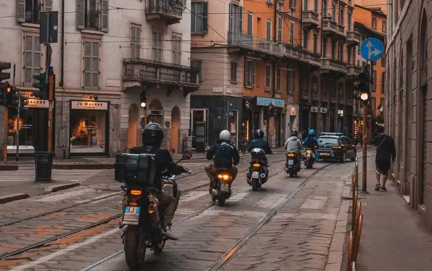 Stra&szlig;e in Mailand Italien mit Gruppe Motorradfahrern