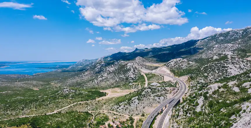 Luftaufnahme Schnellstra&szlig;e bei Zadar mit Blick auf K&uuml;ste, Kroatien