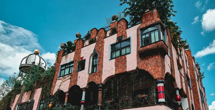 Fassade des Hundertwasserhauses Gr&uuml;ne Zitadelle in Magdeburg