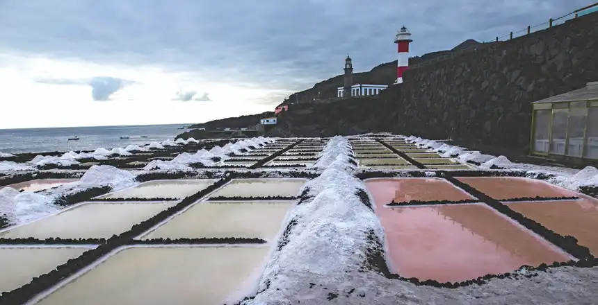 Leuchtturm Faro de Fuencaliente und Salzgewinnungsbecken auf La Palma, Spanien