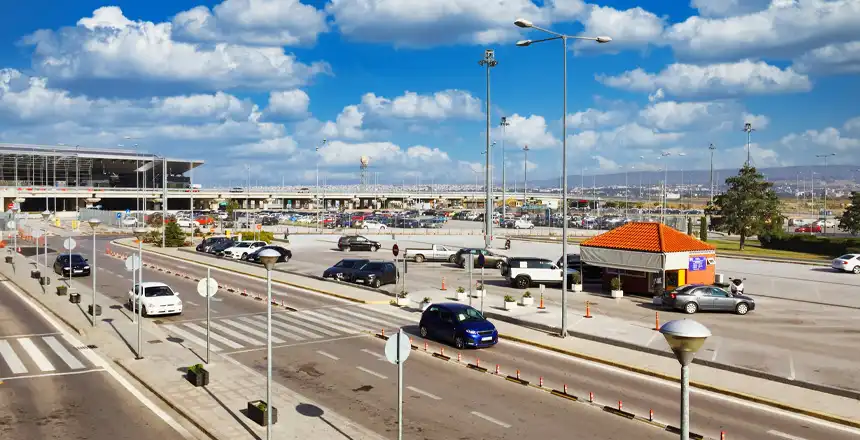Zufahrt am Flughafen Thessaloniki, Griechenland