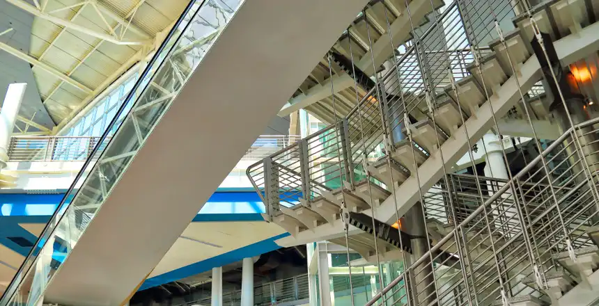 Terminal Geb&auml;ude innen am Flughafen Porto, Portugal