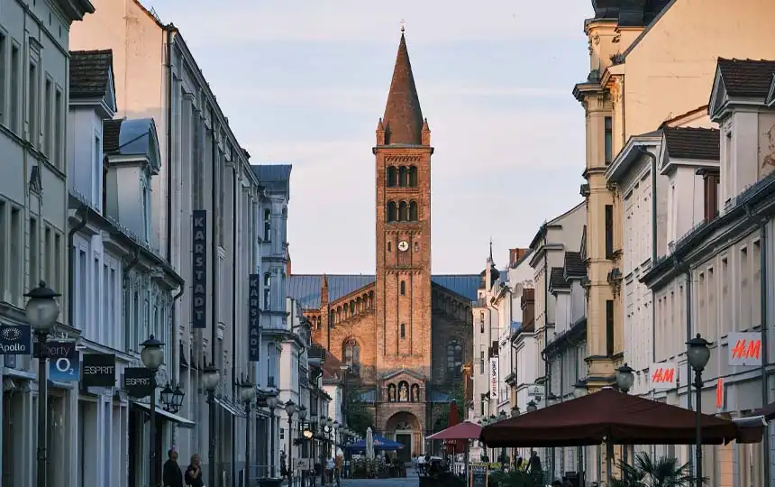 St. Peter und Paul Kirche am Bassinplatz in Potsdam