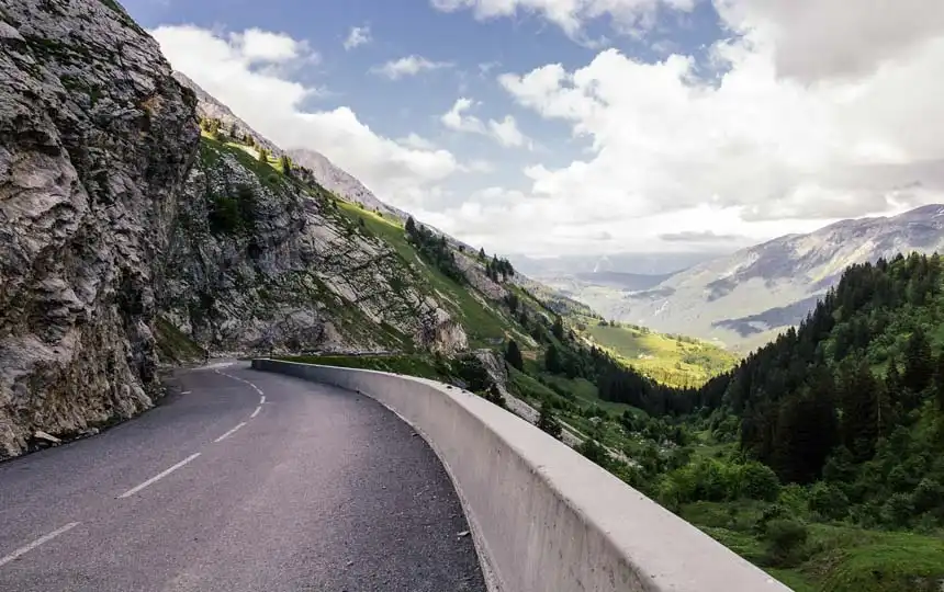 Bergstra&szlig;e am Pass Col de la Colombiere in den franz&ouml;sischen Alpen