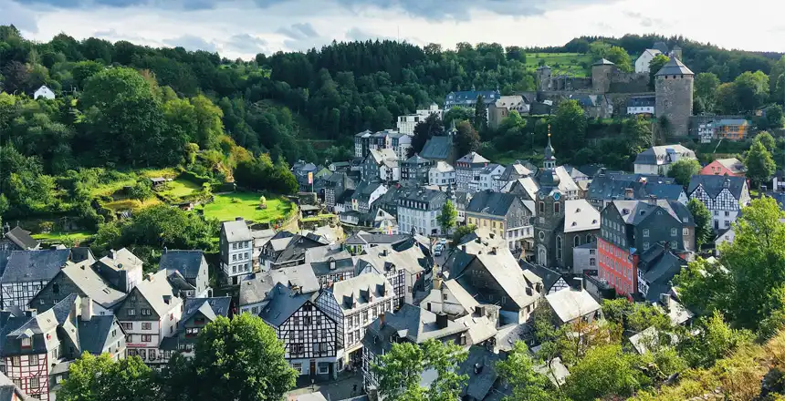 Blick auf die Fachwerkh&auml;user in Monschau