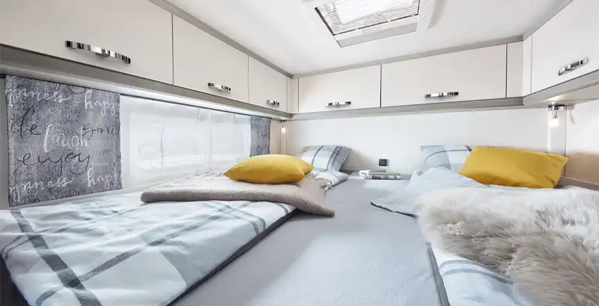 Innenansicht Wohnmobil Bett im Hobby Optima Ontour