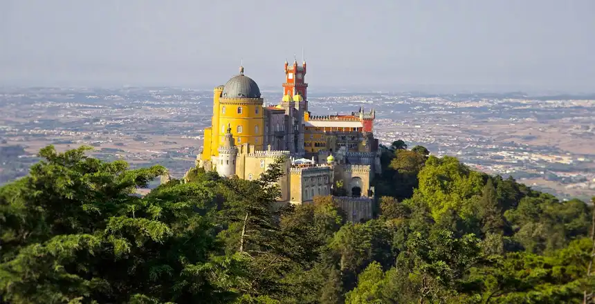 Blick auf den Pal&aacute;cio da Pena von Sintra, Portugal