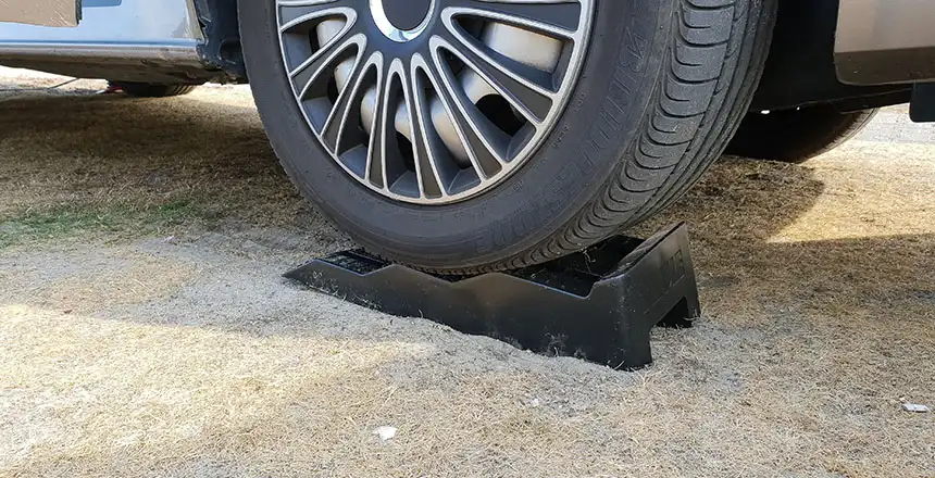 91599125f9e1-stufenkeile-wohnmobil wohnmobil ausgleichen mit stufenkeilen beim camping