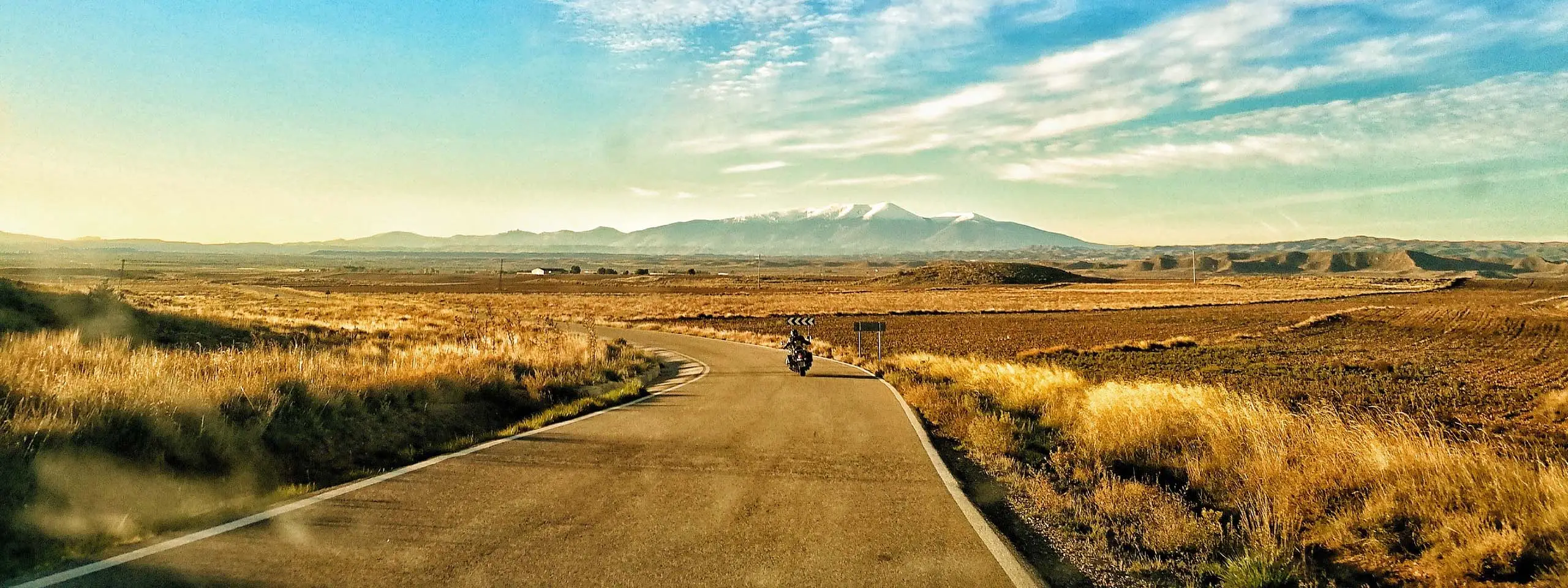 spanien-motorrad-strasse-vasco-aragonesa-navarra Motorrad auf der Straße Vasco Aragonesa in Navarra, Spanien
