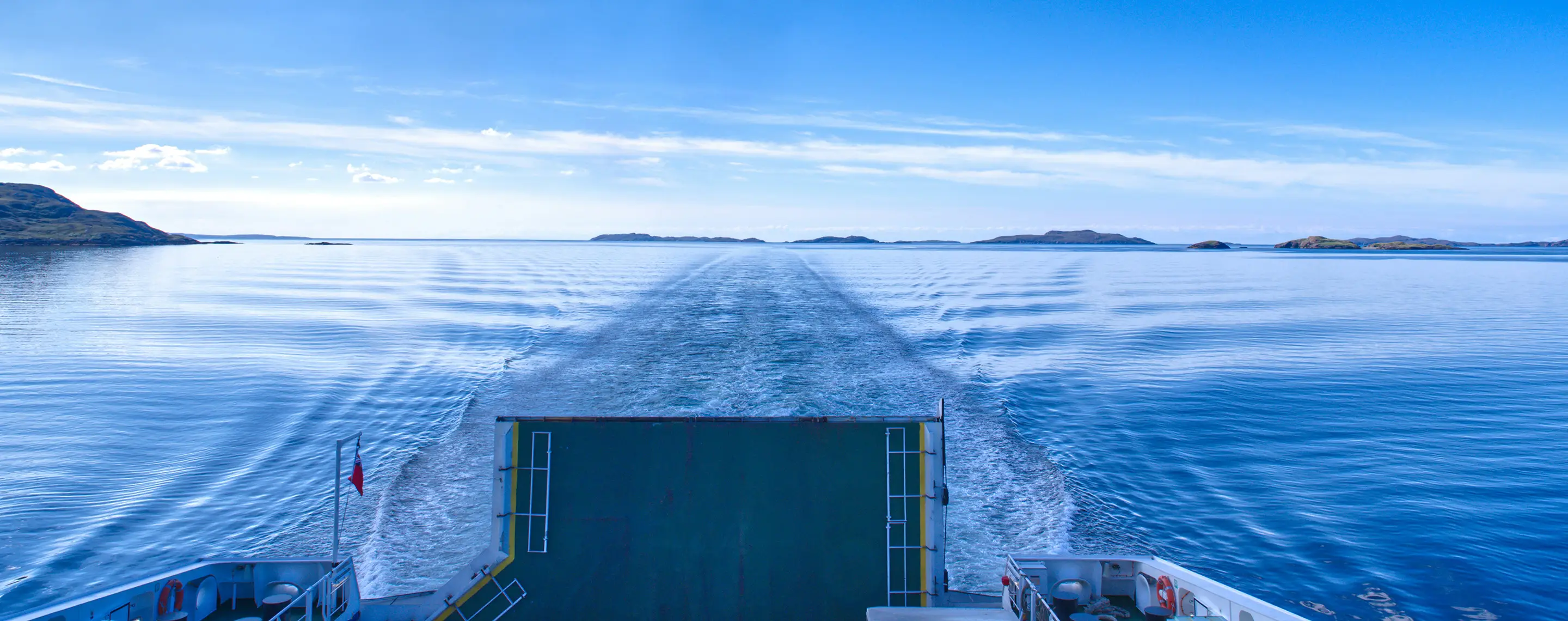 d4f31efa9002-autofaehre-faehrt-ueber-wasser Blick von Autofähre auf Loch Broom