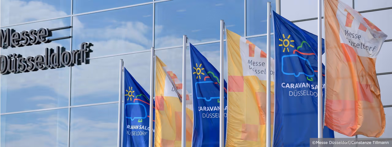 Caravan Salon Düsseldorf Fahnen vor Messehalle