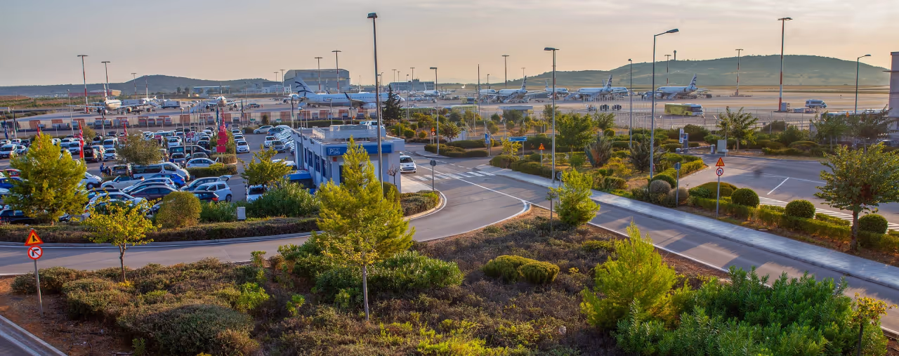 Autos und Flugzeuge am Flughafen von Athen