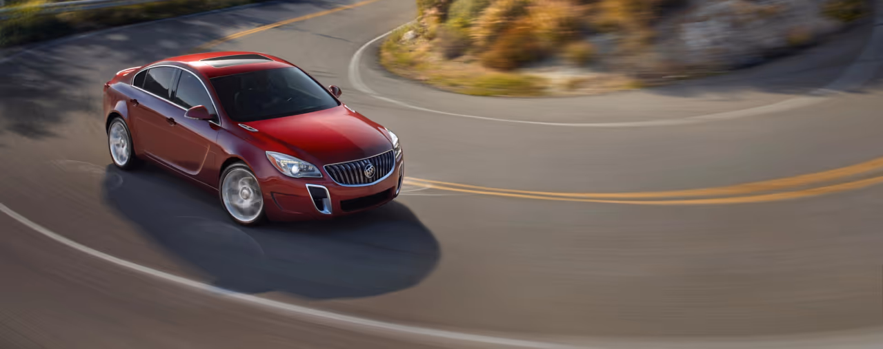 rote limousine auf serpentinen straße in einer kehre