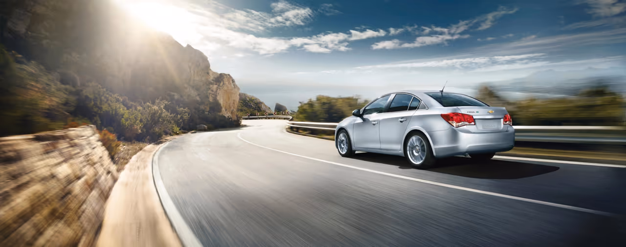 national autovermietung, silberne limousine auf straße