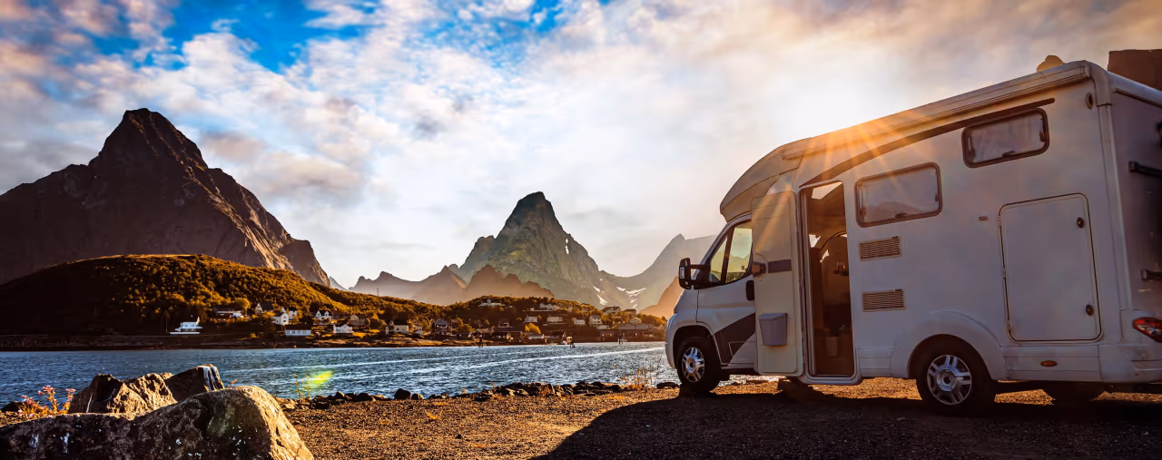 integriertes wohnmobil am see mit hügeln