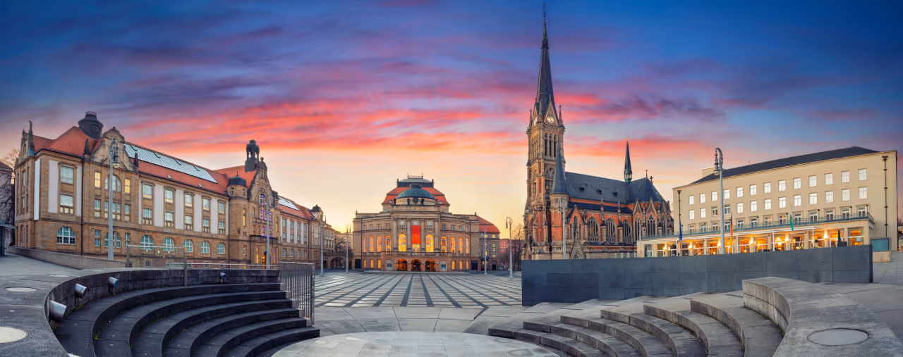 Theaterplatz in der Altstadt von Chemnitz zur blauen Stunde