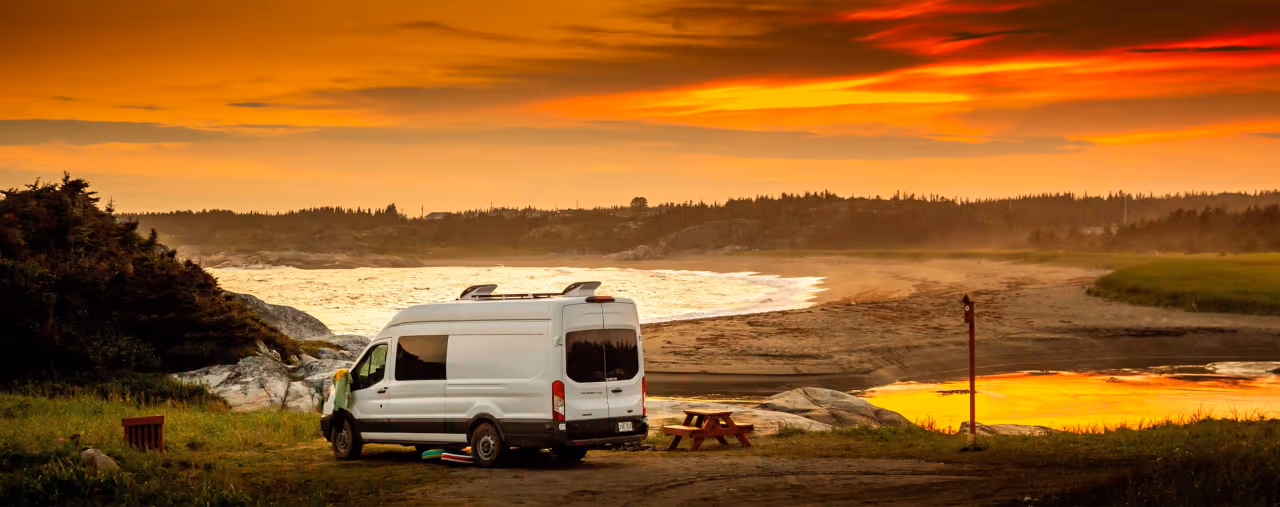 Campervan in der Dämmerung nahe Quebec, Kanada