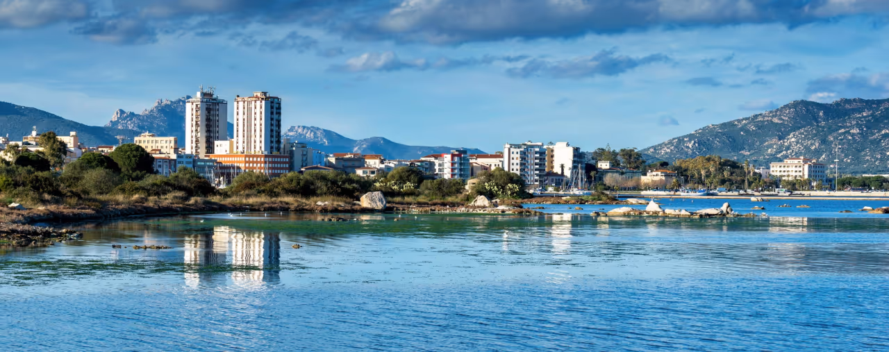 Blick auf die Küste von Olbia auf Sardinien, Italien