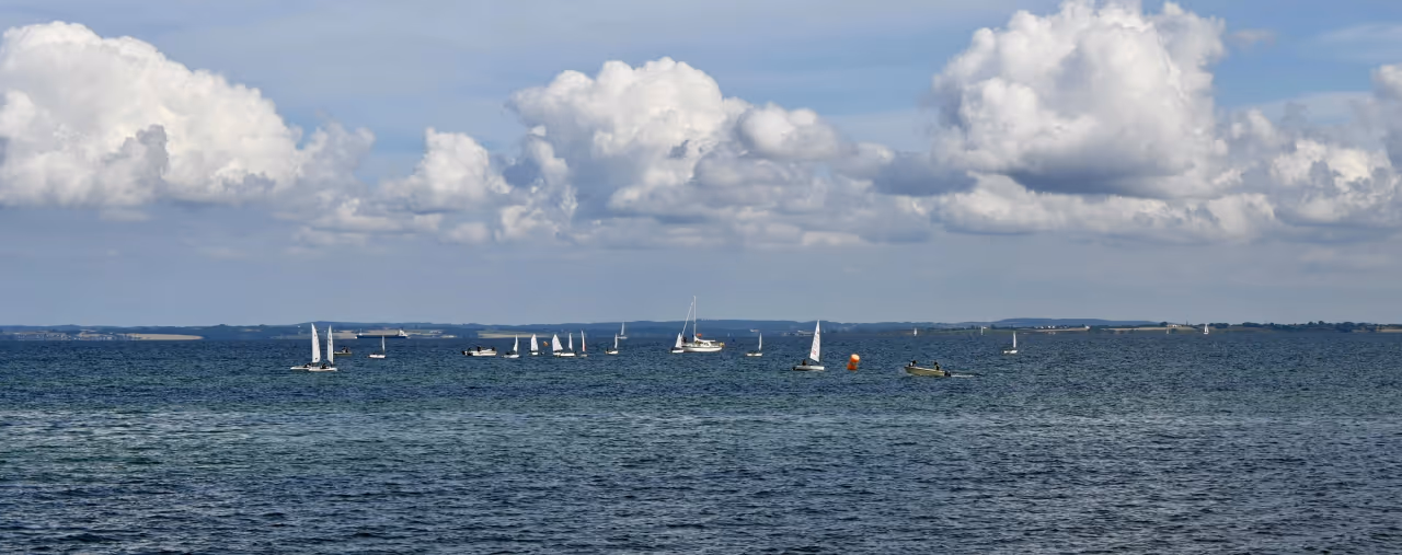 Segelschiffe vor der Küste von Sonderborg, Dänemark