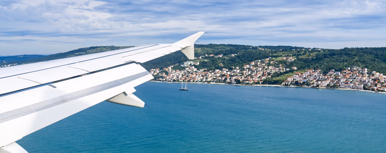 Anflug auf den Flughafen von Split, Kroatien, mit Blick auf die Küste