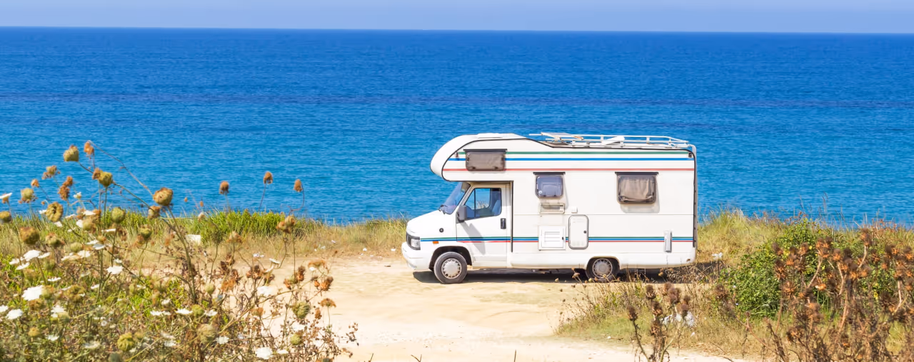 Alkoven Wohnmobil an der Mittelmeerküste