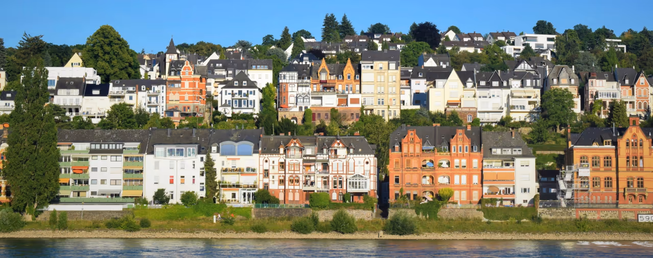 Häuser am Flussufer in Koblenz, Rheinland-Pfalz