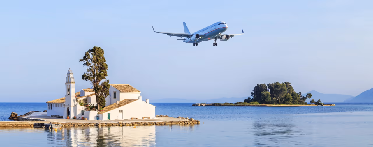 Flugzeug im Anflug über die Lagune Kanoni auf den Flughafen Korfu