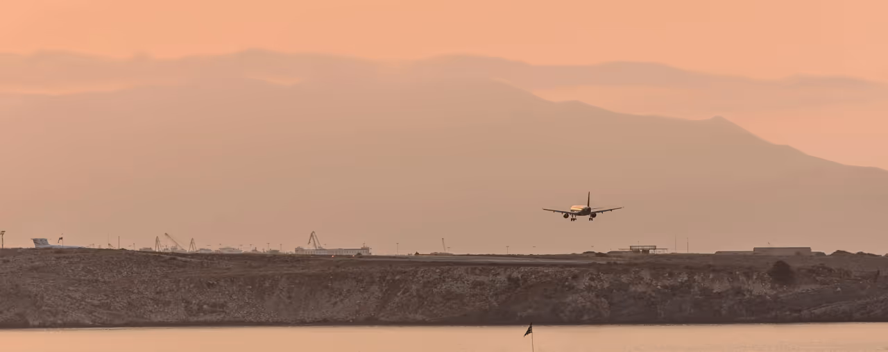 Flugzeug landet am Flughafen Heraklion auf Kreta