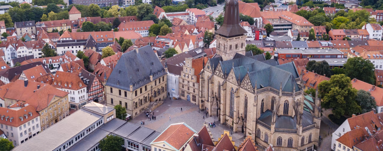 Panoramablick auf Osnabrück mit Marktplatz und Rathaus
