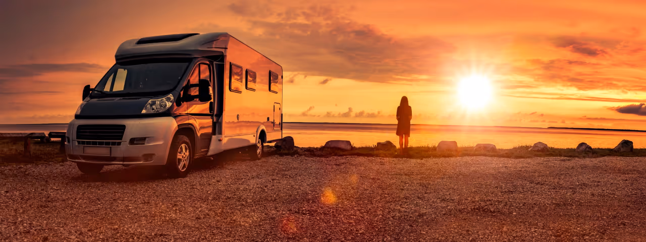 nordrhein campingstation hürth bei köln, camping mit Wohnmobil bei sonnenuntergang am Meer
