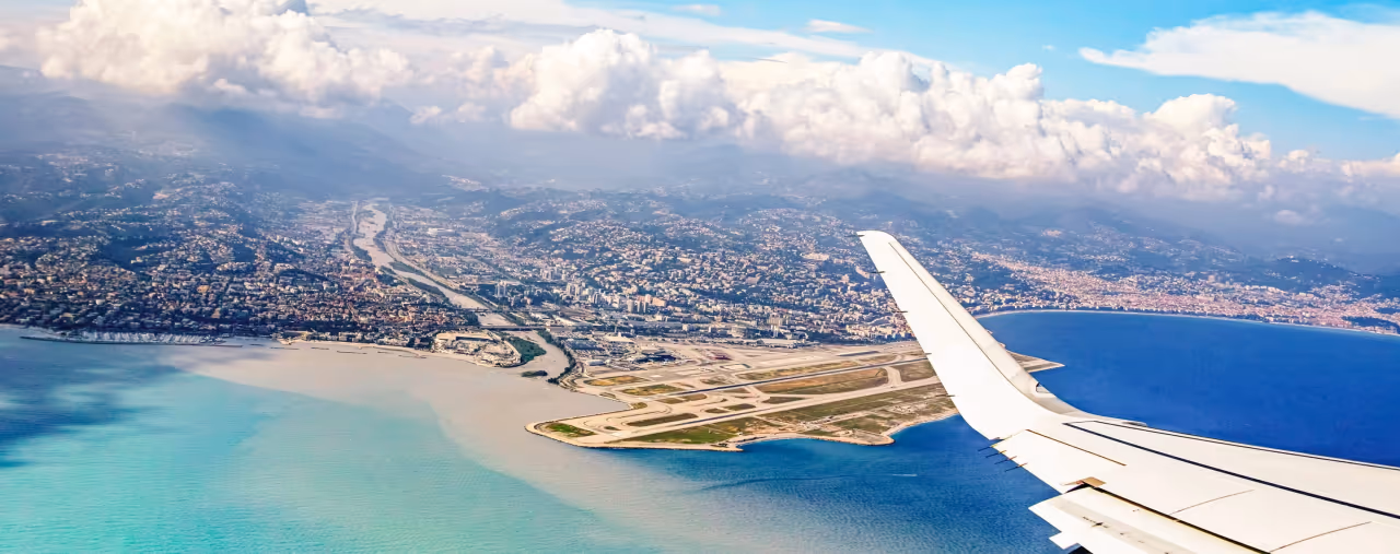 Blick aus dem Flugzeug auf den Flughafen und die Küste von Nizza