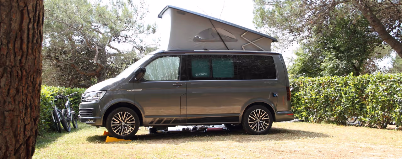 campingbus mit offenem Hubdach auf ausgleichskeilen