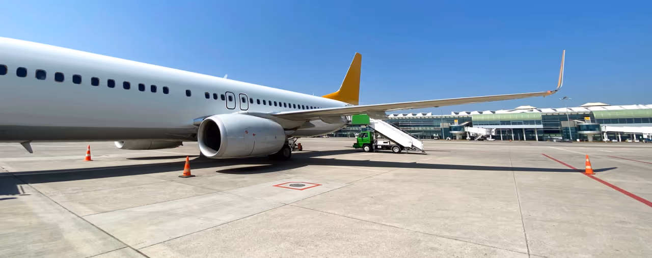 Passagierflugzeug am Flughafen Izmir, Türkei