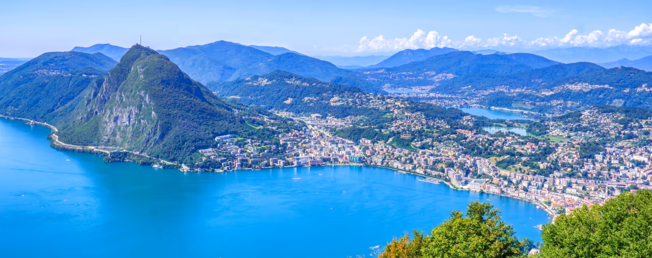 Panoramablick auf Lugano, den Luganersee und die Berge, Schweiz