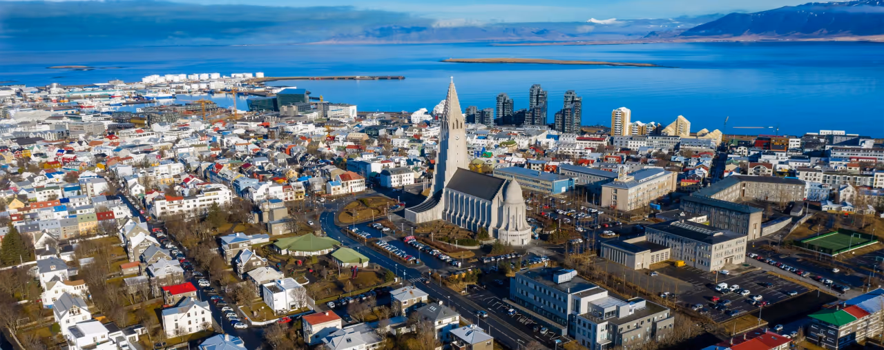 Panoramablick über Reykjavik mit der Kirche Hallgrimskirkja