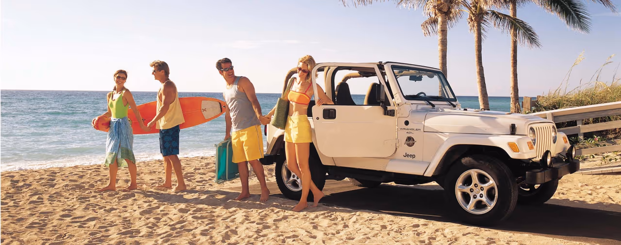 alamo jeep wrangler am Strand von hawaii, Pärchen Strandurlaub