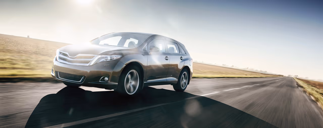 mietwagen auf weiter straße bei sonnenschein